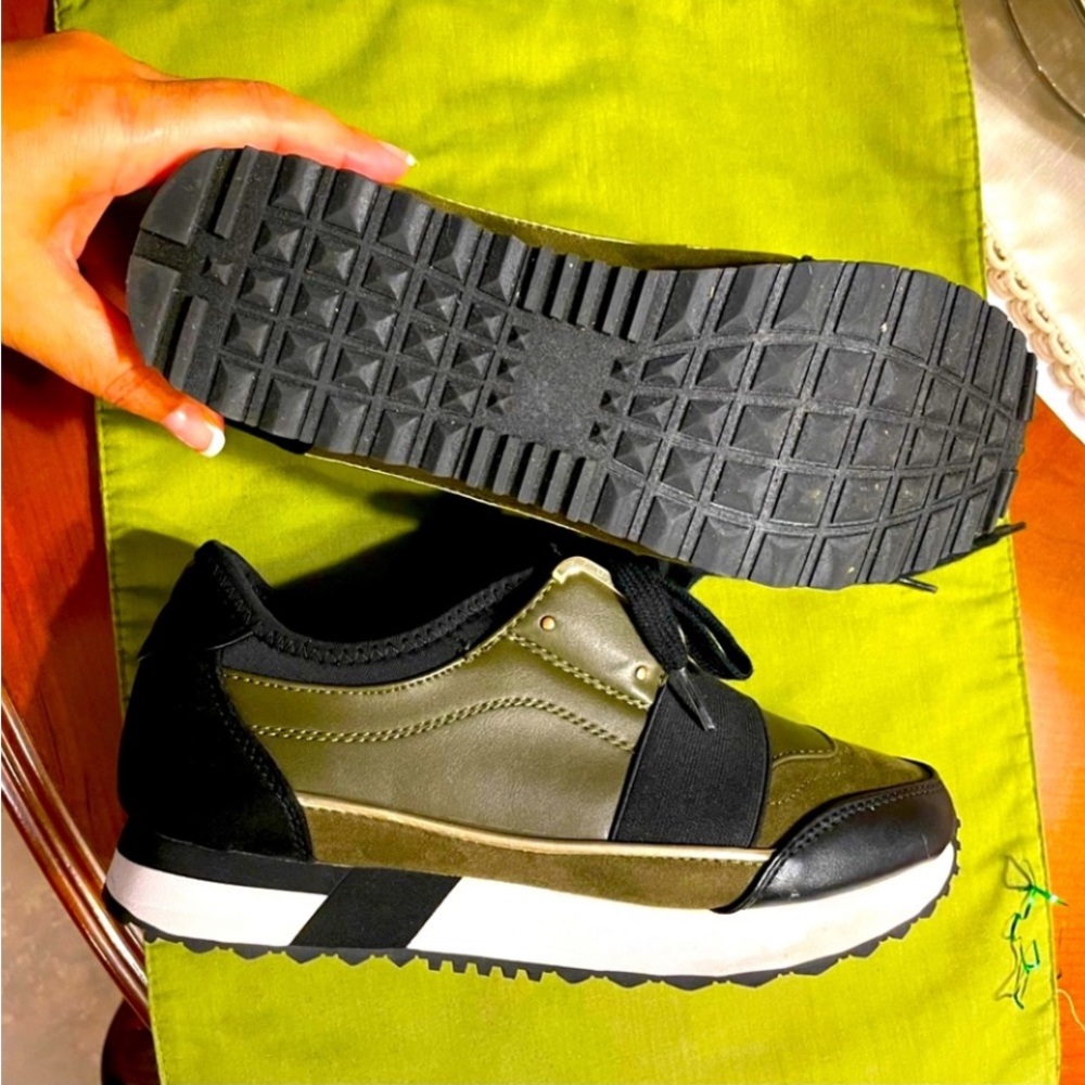 Shoe Dazzle Sneakers @👟